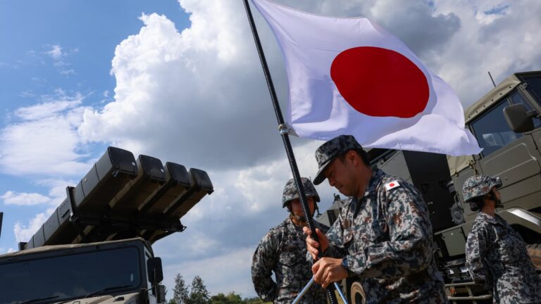 Le Japon renforce son armée face aux menaces de la Chine, de la Corée du Nord et de la Russie.