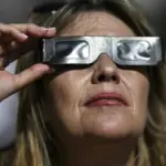 Éclipse : Les écologistes accusent l’État de négligence pour l’absence de lunettes de protection.