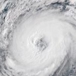 Typhon au Japon : 260 000 évacuations et vols annulés, autorités demandent prudence.