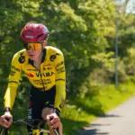 Jonas Vingegaard annonce la fin de sa saison cycliste après une performance mitigée.