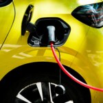 Cagnes-sur-Mer supprime le stationnement gratuit pour voitures électriques, provoquant des interrogations.