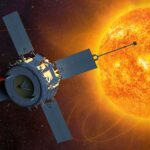 NASA lance l’Advanced Composition Explorer pour surveiller le vent solaire et d’autres phénomènes.