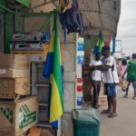 Gabon : l&rsquo;obligation d&rsquo;afficher le drapeau suscite des craintes de racket chez les commerçants de Libreville.