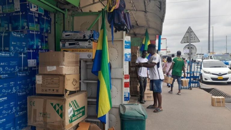 Gabon : l’obligation d’afficher le drapeau suscite des craintes de racket chez les commerçants de Libreville.