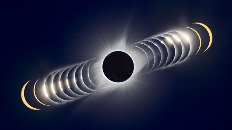 Des scientifiques citoyens observent une éclipse solaire totale aux États-Unis.