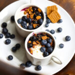 Crème de yaourt aux spéculoos et myrtilles : recette rapide pour un dessert facile