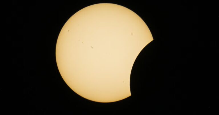 Images de l’éclipse solaire observées dans plusieurs pays, révélant des détails astronomiques.