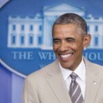 Barack Obama revient à la Maison Blanche en costume beige, suscitant des réactions.