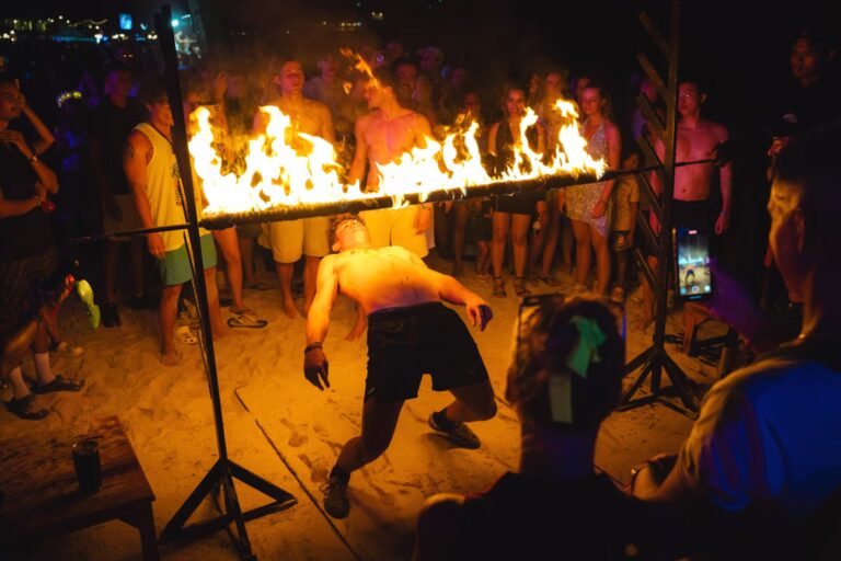 Koh Phangan : la Full Moon Party attire des milliers de fêtards sur ses plages.