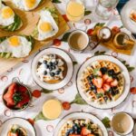 Cinq recettes de brunch alternatives aux pancakes et œufs brouillés pour diversifier vos repas.