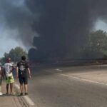 Un avion militaire atterrit en urgence sur une route près de Salon-de-Provence.