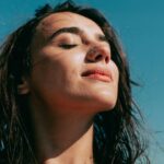 Acné post-vacances : routines dermatologiques recommandées pour une peau saine