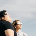 Éclipse solaire : la science clarifie la règle des lunettes à retirer après une minute