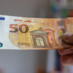 Un sans-abri distribue des billets de 50 euros trouvés, la police intervient à Paris.