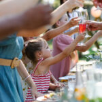 Boire de l’alcool devant ses enfants : les habitudes parentales influencent les adolescents.