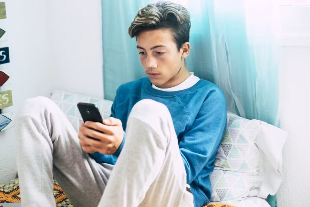 Écrans et adolescents : une étude révèle un effet inattendu sur leurs capacités cognitives