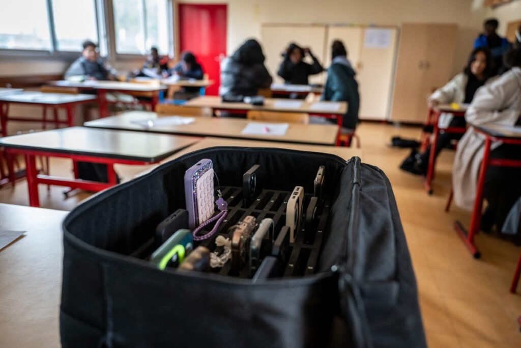 Interdiction des portables au lycée : application généralisée pour tous les élèves dès la rentrée.