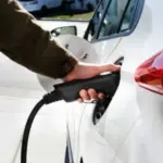 Aide à domicile : une subvention de 2 000 € pour l&rsquo;achat d&rsquo;une voiture électrique en France.