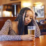 La solitude reprogramme le cerveau, entraînant une augmentation de la consommation d&rsquo;alcool.