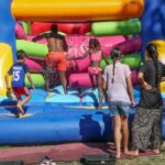 Vacances estivales au Trébon : installations temporaires au pied des immeubles à Arles