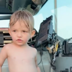 Un enfant de 3 ans fête son anniversaire avec des invités inattendus à sa fête.