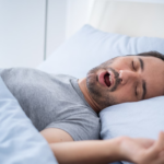Apnée du sommeil : 80 % des cas non diagnostiqués, un médicament soulève des inquiétudes.