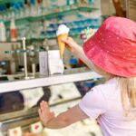 Budget vacances enfant : critères pour établir l&rsquo;argent de poche idéal selon les experts.