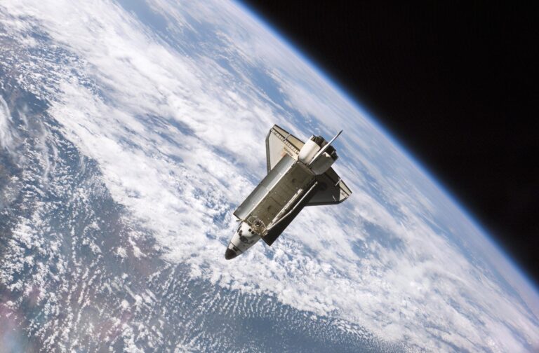 Coût exorbitant de la navette spatiale américaine : 14 astronautes perdus et 1,5 milliard par vol.