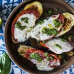 Recette d&rsquo;aubergines farcies à la mozzarella, tomates et pesto pour un plat végétarien équilibré.