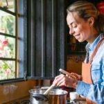 Des anciennes tradwives partagent leurs conseils avec les adolescentes aspirant à ce rôle.