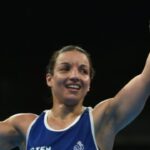 Sarah Ourahmoune remporte un match décisif en boxe pour l&rsquo;équipe de France.