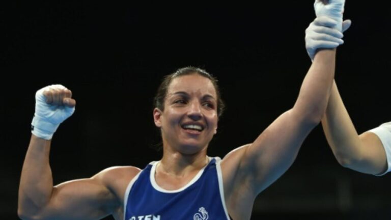 Sarah Ourahmoune remporte un match décisif en boxe pour l’équipe de France.