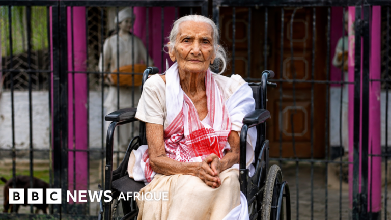 Une femme de 97 ans survit aux inondations en Inde grâce à un radeau de troncs de bananiers.