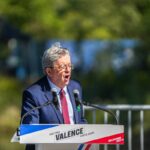 Mélenchon critique les préfets, provoquant des réactions de Nuñez, Retailleau et Le Pen.