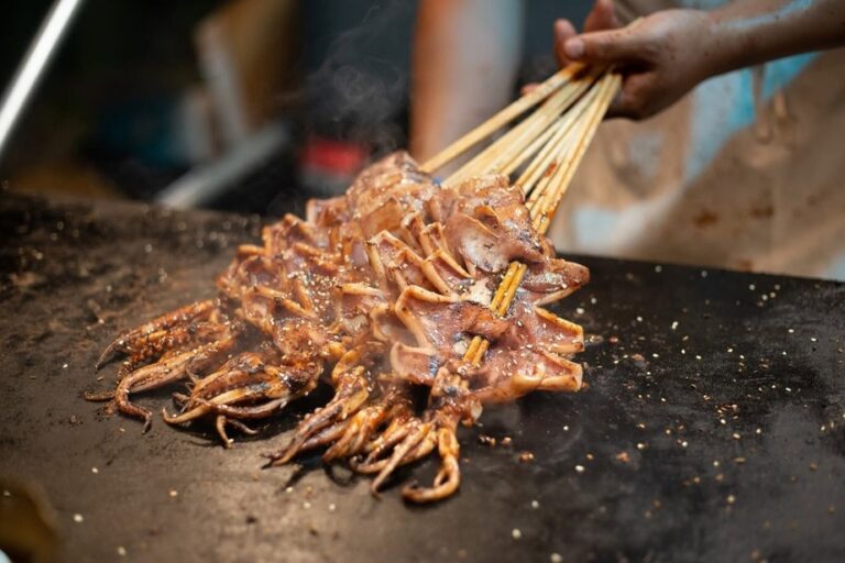 Le Marché de nuit asiatique au Royalmount présente des spécialités culinaires diversifiées.