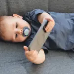 Le temps d’écran à 1 et 6 ans pourrait influencer le développement cognitif des enfants.