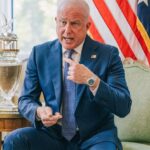 L&rsquo;ambassadeur américain Bill White affirme son intention de continuer à publier ses opinions après un échange avec Maxime Prévot.