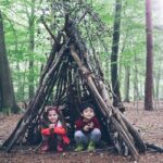 Construire des cabanes : un jeu d’enfants qui questionne notre relation à la nature.