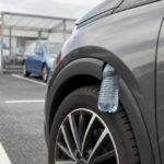 Bouteille en plastique dans une roue : une méthode de vol observée sur les parkings européens.
