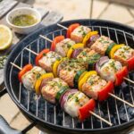 Brochettes de poisson mariné au barbecue : une recette traditionnelle appréciée en Méditerranée