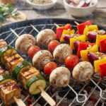 Trois recettes de brochettes végétariennes pour le barbecue à découvrir cet été.