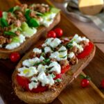 Bruschettas au thon : une recette simple et rapide pour les amateurs de cuisine italienne.