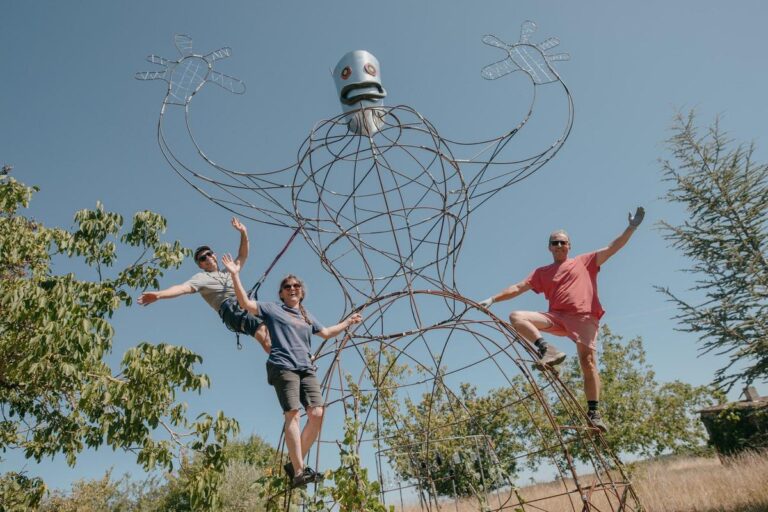 Une mère Cucu édifie une sculpture monumentale dans son jardin à Edon.