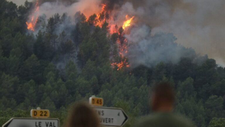 Incendie dans le Var : Laurent Nuñez avertit d’un risque élevé entre 16h et 22h.