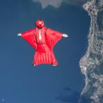 Vol à 250 km/h en wingsuit : un exploit réalisé par des athlètes en France.