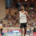 Yomif Kejelcha établit un nouveau record du monde au semi-marathon.
