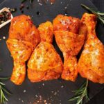 Pilons de poulet cru marinés