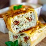 Cake léger aux tomates séchées et chèvre : une recette simple pour les apéritifs en France.