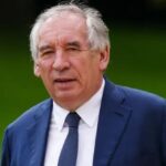 Bayrou propose une grande primaire ouverte, rassemblant Cazeneuve et Philippe.