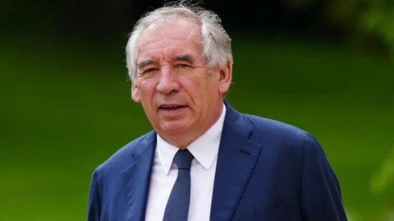 Bayrou propose une grande primaire ouverte, rassemblant Cazeneuve et Philippe.